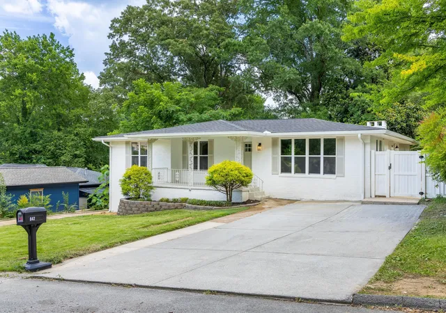 Photo 4 of Sale Pending at 842 Brookfield Ave, Chattanooga, TN 37412 | MLS# 1538084 | Listing updated on 2026-09-10