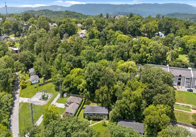 Listing Photo 2 - Condo for sale in building located at 1703 White Oak Rd, Chattanooga, TN 37415 - Unit #
