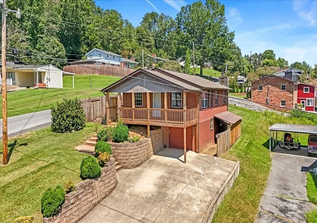 Photo 2 of Single family home for sale at 125 Pine Ridge Ln, Kingsport, TN 37663 | MLS# 1541546 | Listing updated on 2026-09-03