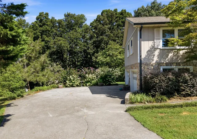 Photo 2 of Single family home for sale at 204 Carly Dr, Dalton, GA 30721 | MLS# 1540915 | Listing updated on 2026-09-14