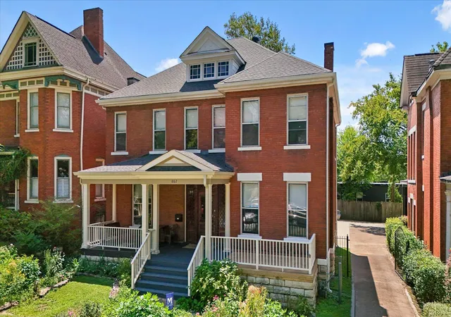 Photo 2 of Sale Pending at 862 Oak St, Chattanooga, TN 37403 | MLS# 1541730 | Listing updated on 2026-09-11
