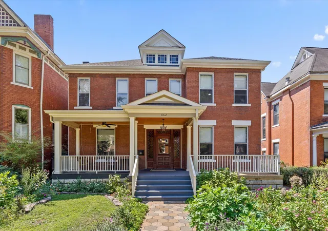Photo 3 of Sale Pending at 862 Oak St, Chattanooga, TN 37403 | MLS# 1541730 | Listing updated on 2026-09-11