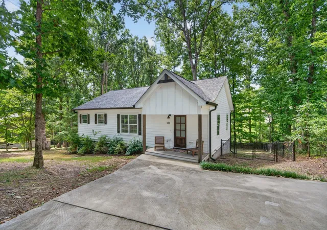 Photo 2 of Single family home for sale at 184 Middle Rd, Lookout Mountain, GA 30750 | MLS# 1541621 | Listing updated on 2026-09-13