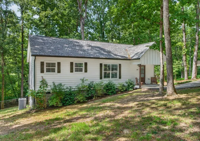 Photo 3 of Single family home for sale at 184 Middle Rd, Lookout Mountain, GA 30750 | MLS# 1541621 | Listing updated on 2026-09-13