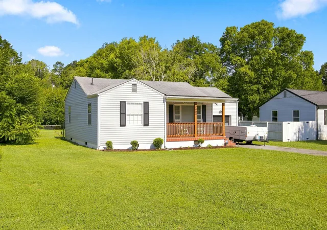 Photo 2 of Sale Pending at 2009 Myrtle Ave, Chattanooga, TN 37412 | MLS# 1541649 | Listing updated on 2026-09-02