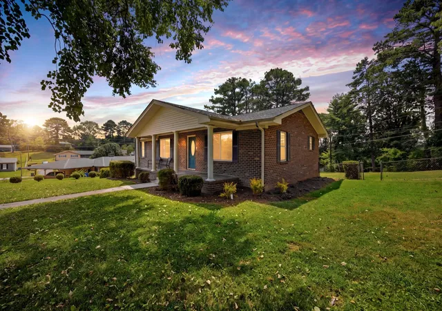 Photo 2 of Sale Pending at 3903 Yorktown Rd, Chattanooga, TN 37416 | MLS# 1541664 | Listing updated on 2026-09-09