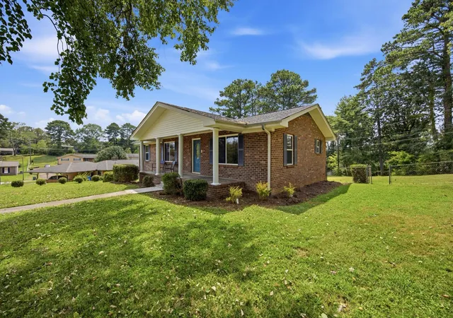 Photo 3 of Sale Pending at 3903 Yorktown Rd, Chattanooga, TN 37416 | MLS# 1541664 | Listing updated on 2026-09-09
