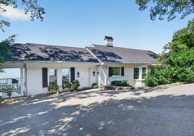 Photo 1 of Single family home for sale at 424 W Brow Rd, Lookout Mountain, TN 37350 | MLS# 1541558 | Listing updated on 2026-09-18