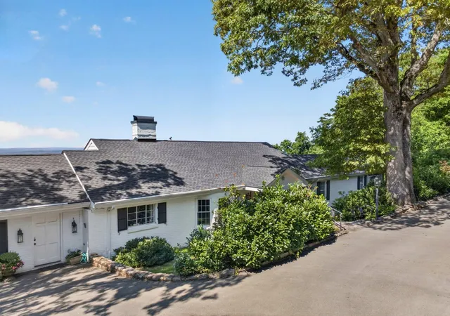Photo 3 of Single family home for sale at 424 W Brow Rd, Lookout Mountain, TN 37350 | MLS# 1541558 | Listing updated on 2026-09-18