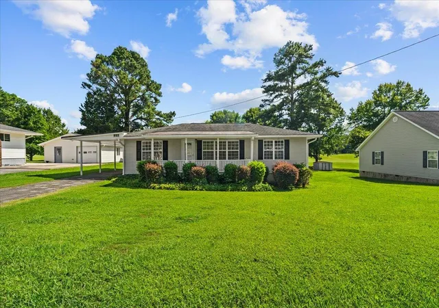 Photo 3 of Single family home for sale at 401 Johnson St, La Fayette, GA 30728 | MLS# 1541516 | Listing updated on 2026-09-29