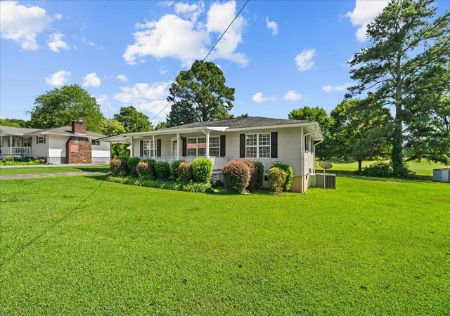 Photo 3 of Single family home for sale at 401 Johnson St, La Fayette, GA 30728 | MLS# 1541516 | Listing updated on 2026-09-29