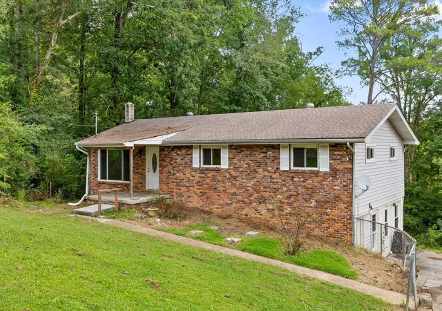 Photo 2 of Single family home for sale at 1128 Iris Dr, Rossville, GA 30741 | MLS# 1541626 | Listing updated on 2026-09-19
