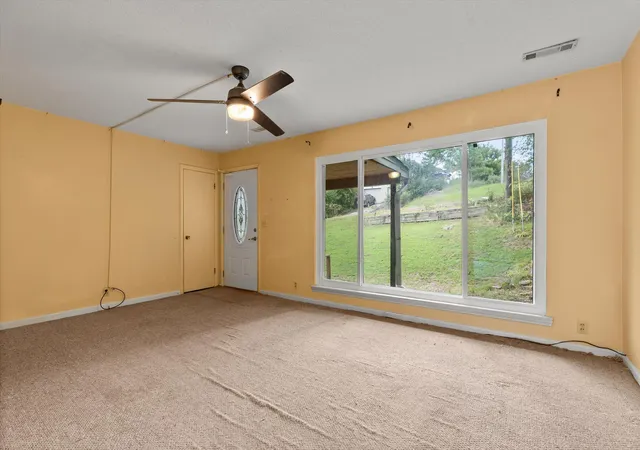 Photo 3 of Single family home for sale at 1128 Iris Dr, Rossville, GA 30741 | MLS# 1541626 | Listing updated on 2026-09-19