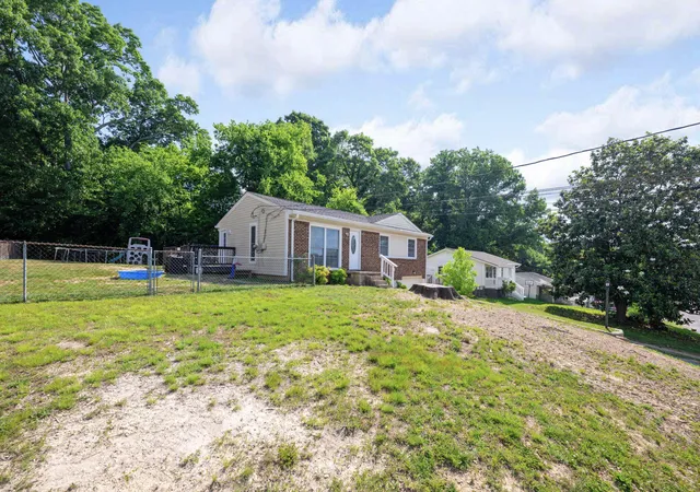 Photo 3 of Sale Pending at 2385 Glengerrie Dr, Soddy Daisy, TN 37379 | MLS# 1541759 | Listing updated on 2026-09-06