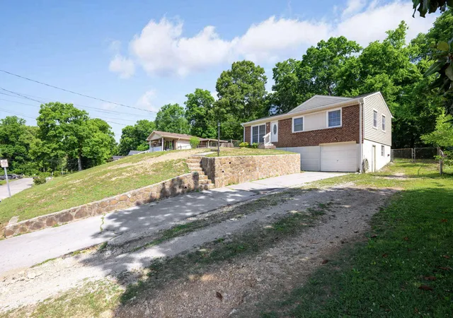 Photo 3 of Sale Pending at 2385 Glengerrie Dr, Soddy Daisy, TN 37379 | MLS# 1541759 | Listing updated on 2026-09-06