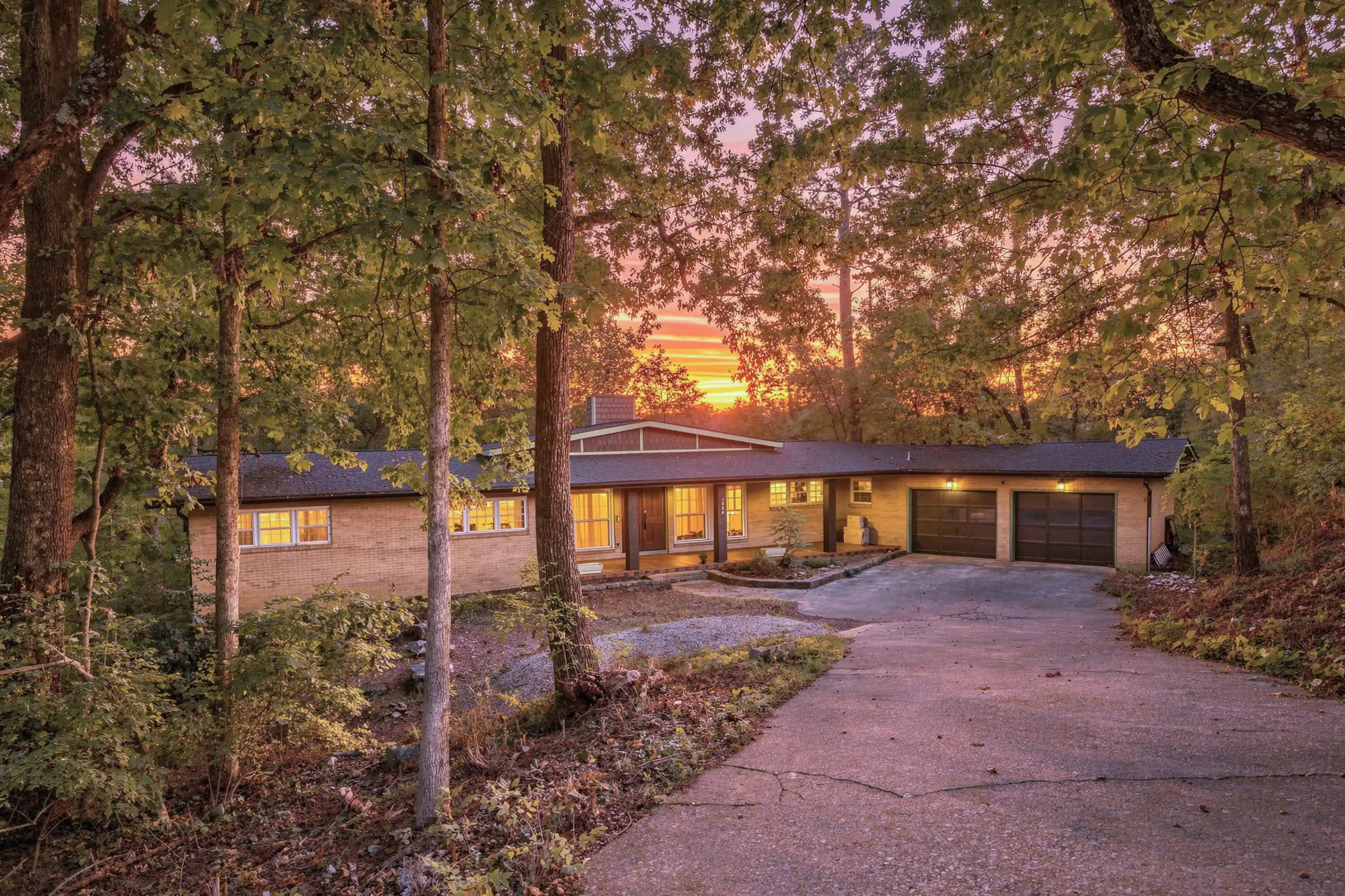 Photo 1 of Single family home for sale at 1826 Crestwood Dr, Chattanooga, TN 37415 | MLS# 1544696 | Listing updated on 2026-10-21