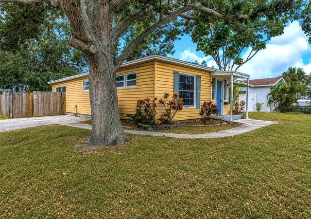 Photo 2 of Single family home for sale at 282 Ne 40th Avenue, Saint Petersburg, FL 33703 | MLS# TB8516497 | Listing updated on 2026-10-22