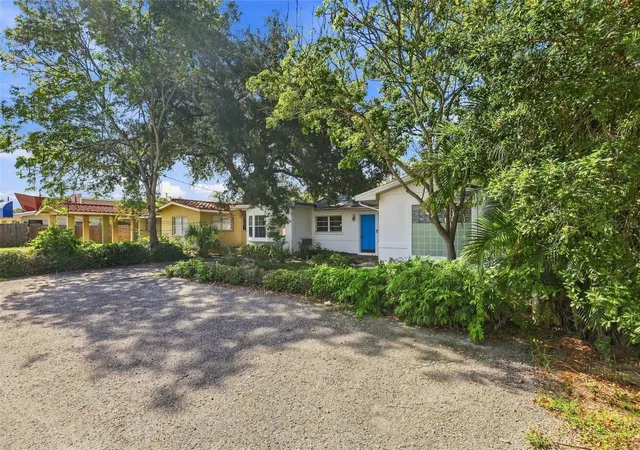 Photo 2 of Single family home for sale at 1840 Glengary St, Sarasota, FL 34231 | MLS# O6433310 | Listing updated on 2026-09-01