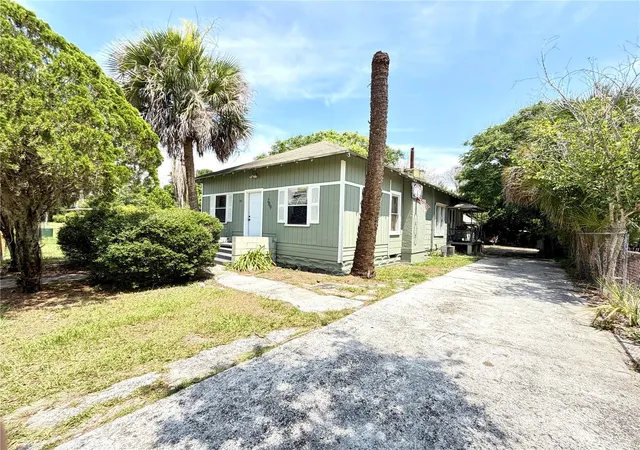 Photo 2 of Single family home for sale at 209 Ave C Ne, Winter Haven, FL 33881 | MLS# O6433531 | Listing updated on 2026-09-02