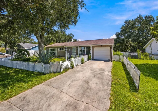 Photo 1 of Single family home for sale at 35 Hickory Trak Way, Ocala, FL 34472 | MLS# OM730478 | Listing updated on 2026-09-08