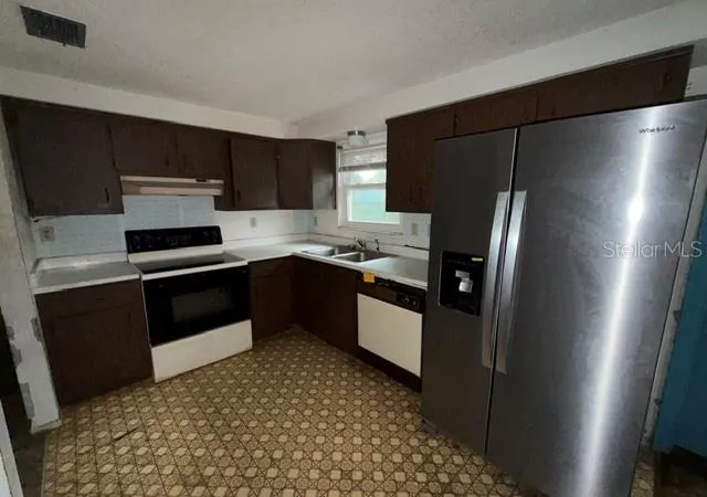Photo 2 of Single family home for sale at 1050 Beach Ln, Winter Haven, FL 33880 | MLS# S5156318 | Listing updated on 2026-09-01