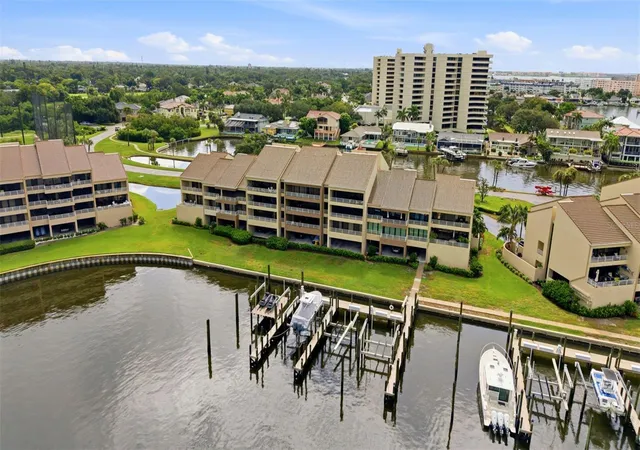 Listing Photo 2 - Condo for sale in building located at 2775 Kipps Colony Dr S, St. Petersburg, FL 33707 - Unit #305