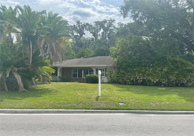 Photo 1 of Sale Pending at 225 Lake Hollingsworth Dr, Lakeland, FL 33803 | MLS# TB8543414 | Listing updated on 2026-10-08