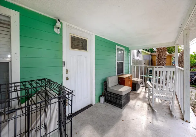 Photo 2 of Single family home for sale at 1250 Lakeview Rd, Clearwater, FL 33756 | MLS# TB8543428 | Listing updated on 2026-09-23