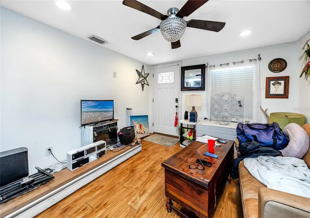 Photo 3 of Single family home for sale at 1250 Lakeview Rd, Clearwater, FL 33756 | MLS# TB8543428 | Listing updated on 2026-09-23
