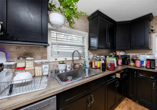 Photo 4 of Single family home for sale at 1250 Lakeview Rd, Clearwater, FL 33756 | MLS# TB8543428 | Listing updated on 2026-10-23