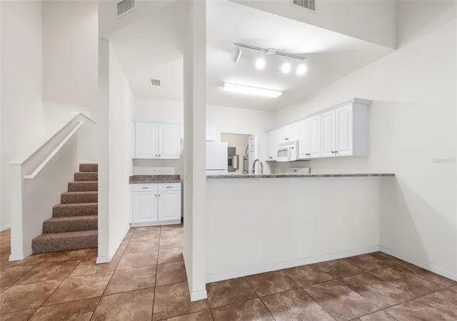 Listing Photo 5 - Condo for sale in building located at 1571 NW 29th Rd, GAINESVILLE, FL 32605 - Unit #3