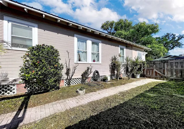 Photo 3 of House for sale at 210 W Floribraska Ave, Tampa, FL 33603 | MLS# TB8543956 | Listing updated on 2026-09-05