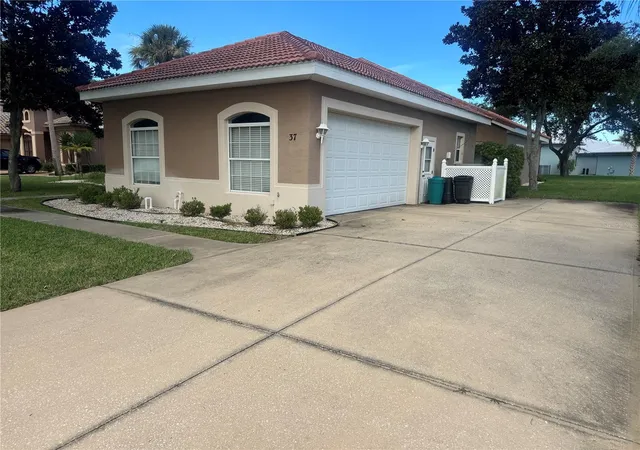 Photo 3 of Sale Pending at 37 Sabal Bnd, Palm Coast, FL 32137 | MLS# FC321119 | Listing updated on 2026-10-10