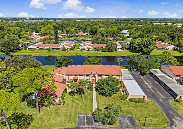 Listing Photo 2 - Condo for sale in building located at 9543 86Th Ave, SEMINOLE, FL 33777 - Unit #9543
