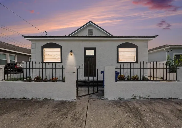 Photo 1 of Single family home for sale at 2923 Sanchez St, Tampa, FL 33605 | MLS# TB8544332 | Listing updated on 2026-09-08