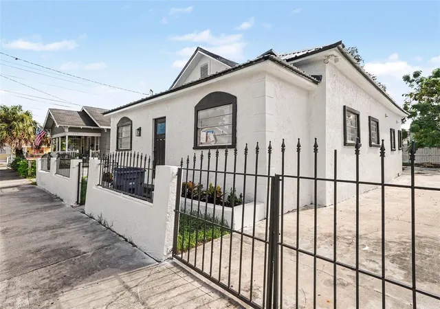 Photo 3 of Single family home for sale at 2923 Sanchez St, Tampa, FL 33605 | MLS# TB8544332 | Listing updated on 2026-09-08