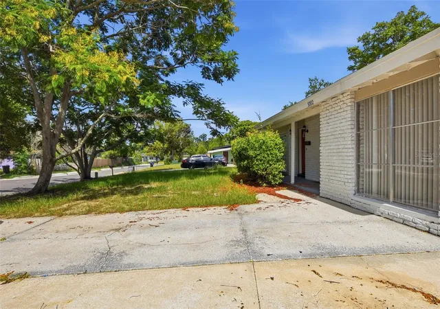 Photo 2 of Single family home for sale at 5312 Coventry Dr, Orlando, FL 32808 | MLS# O6438131 | Listing updated on 2026-09-02