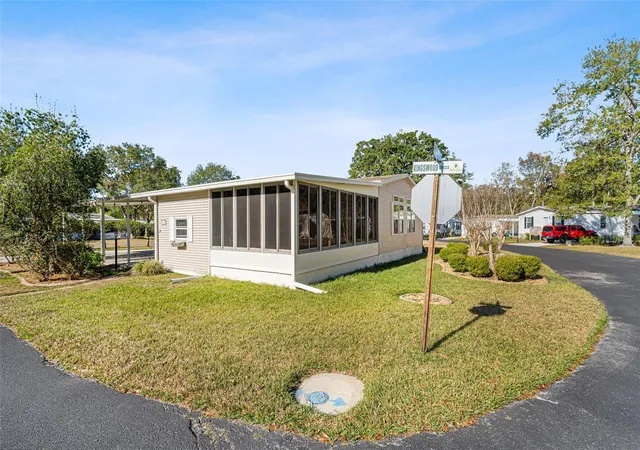 Photo 3 of Manufactured home for sale at 2973 Kingswood Cir, Brooksville, FL 34604 | MLS# W7889095 | Listing updated on 2026-09-05