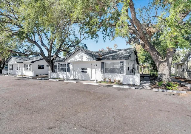 Listing Photo 2 - Condo for sale in building located at 4511 W Mcelroy Ave, TAMPA, FL 33611