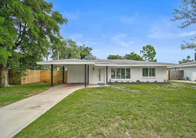 Photo 3 of Single family home for sale at 2347 Tangerine Dr, Sarasota, FL 34239 | MLS# A4704738 | Listing updated on 2026-09-05