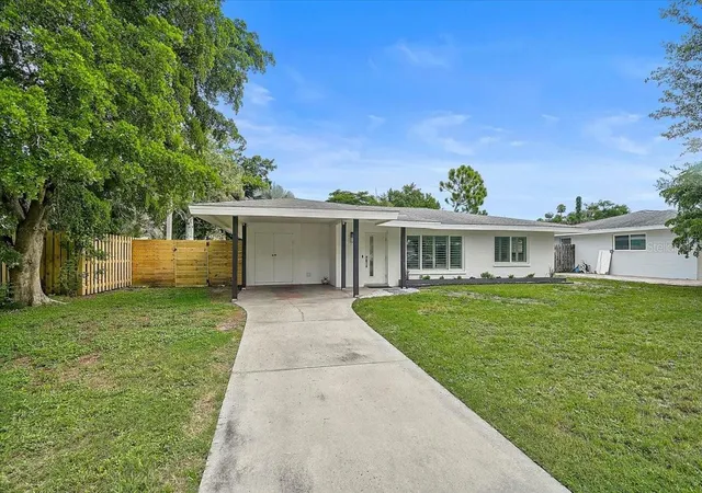 Photo 3 of Single family home for sale at 2347 Tangerine Dr, Sarasota, FL 34239 | MLS# A4704738 | Listing updated on 2026-09-05