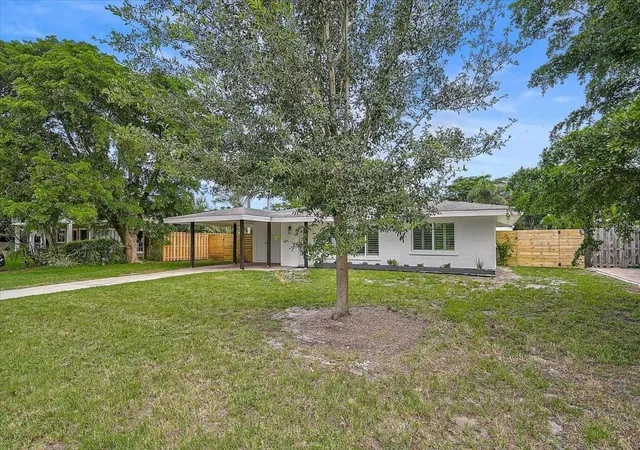 Photo 4 of Single family home for sale at 2347 Tangerine Dr, Sarasota, FL 34239 | MLS# A4704738 | Listing updated on 2026-09-05