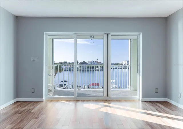 Listing Photo 4 - Condo for sale in building located at 400 64Th Ave, St. Petersburg, FL 33706 - Unit #305