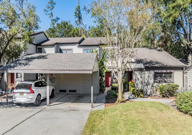 Photo 2 of Townhouse for sale at 215 Woods Landing Trl, Oldsmar, FL 34677 | MLS# TB8544503 | Listing updated on 2026-09-02
