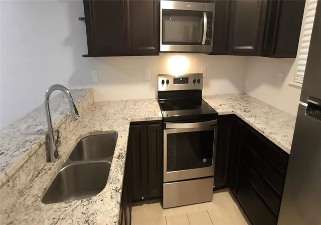 Listing Photo 3 - Condo for sale in building located at 111 Se 16Th Ave, GAINESVILLE, FL 32601 - Unit #O104