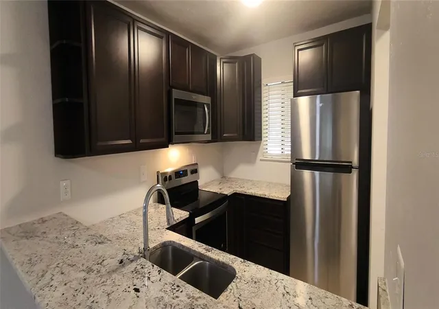 Listing Photo 2 - Condo for sale in building located at 111 Se 16Th Ave, GAINESVILLE, FL 32601 - Unit #O104