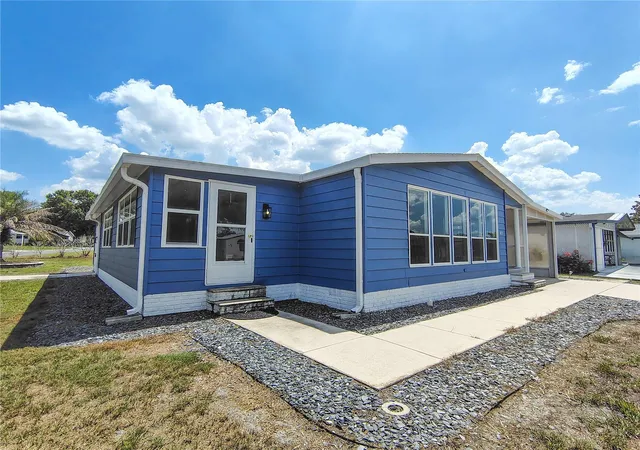 Photo 2 of Manufactured home for sale at 702 Turnberry Ln, Lady Lake, FL 32159 | MLS# G5117290 | Listing updated on 2026-09-30