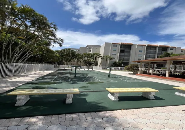 Listing Photo 2 - Condo for sale in building located at 3910 Inverrary Blvd, Lauderhill, FL 33319 - Unit #B301