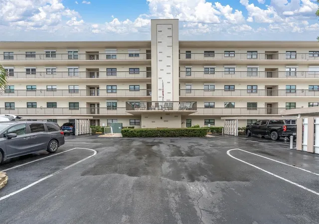 Photo 3 of Condo for sale at 8198 Ter Garden Dr #511, Saint Petersburg, FL 33709 | MLS# TB8544904 | Listing updated on 2026-09-03