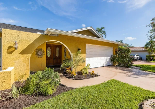 Photo 2 of Single family home for sale at 11555 Pine St, Seminole, FL 33772 | MLS# W7889145 | Listing updated on 2026-09-03
